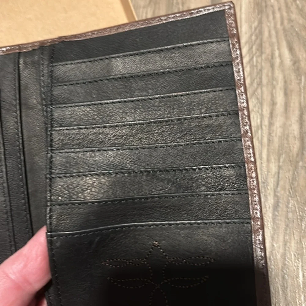 Justin Rodeo Genuine Leather Low Profile,RFID,8 card slots,slip pockets,Concho